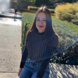 Meet your Posher, Daniela